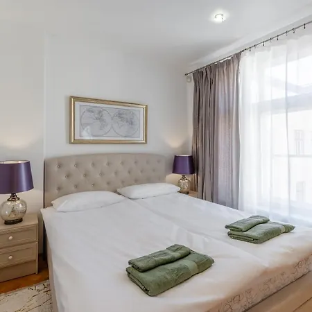 Airhome - Library Apartment