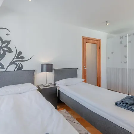 Airhome - Library Apartment Tallinn