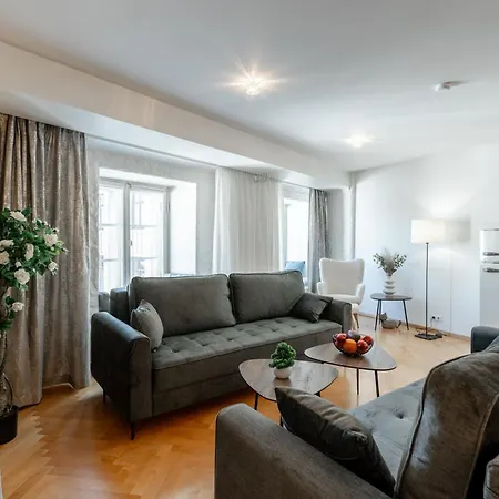 Airhome - Library Apartment