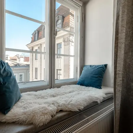 Airhome - Library Apartment
