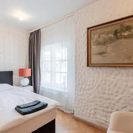 Airhome - Library Apartment